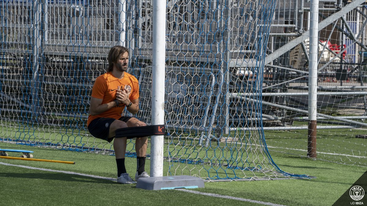 ibizaud's tweet photo. 😅 Trabajando duro para llegar a tope ✈️

#VamosIbiza 💙 https://t.co/xVNoMPajfd