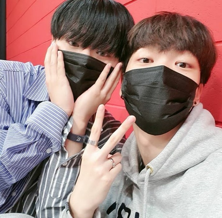2euijins_'s tweet photo. Omg I wouldn't expect this to happen but apparently Kijung and Suhwan went to the same university?? 😮😮😮❤❤❤ https://t.co/LW0fA8wUf8