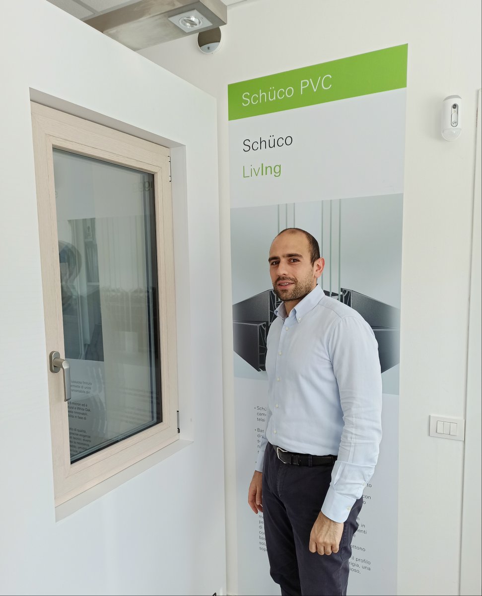 Il Dott. Valerio Terrinoni è il responsabile della pianificazione e analisi del reparto rivestimento di Schüco PWS Italia. Supervisiona e organizza accuratamente l'attività di finitura, affinché ogni componente degli #infissi in #PVC #Schüco sia semplicemente impeccabile.