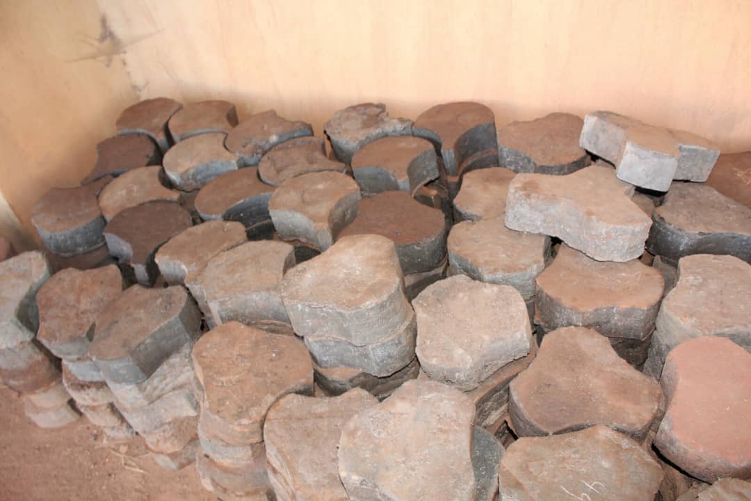Jimbere (@magazinejimbere) on Twitter photo 🔴 <a href="/Gitega/">Province Gitega</a>: Jean Marie Nizigiyimana, jeune licencié en sciences de l'#environnement, est initiateur de JENI-ECO COMPANY, #entreprise qui fabrique des pavés à base de déchets plastiques. Il a commencé en 2019 et a déjà produit 3000 pavés (120m²) vendu à 25.000 Fbu/m²
#Burundi 🔴 <a href="/Gitega/">Province Gitega</a>: Jean Marie Nizigiyimana, jeune licencié en sciences de l'#environnement, est initiateur de JENI-ECO COMPANY, #entreprise qui fabrique des pavés à base de déchets plastiques. Il a commencé en 2019 et a déjà produit 3000 pavés (120m²) vendu à 25.000 Fbu/m²
#Burundi
