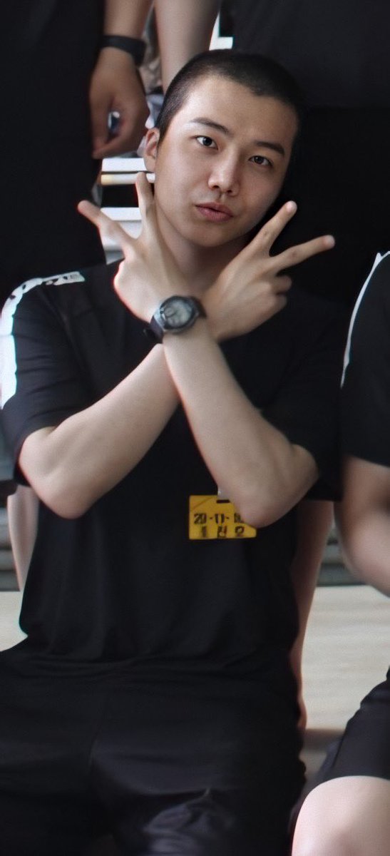 D-537- Recruit no. 164 reporting!! Look at this 2nd military picture of Jinho! He's bald but he's soooooo handsome and manly  ofc he wont miss that VV pose  we miss you jinho   #Pentagon  #Jinho  #펜타곤  #진호  @CUBE_PTG