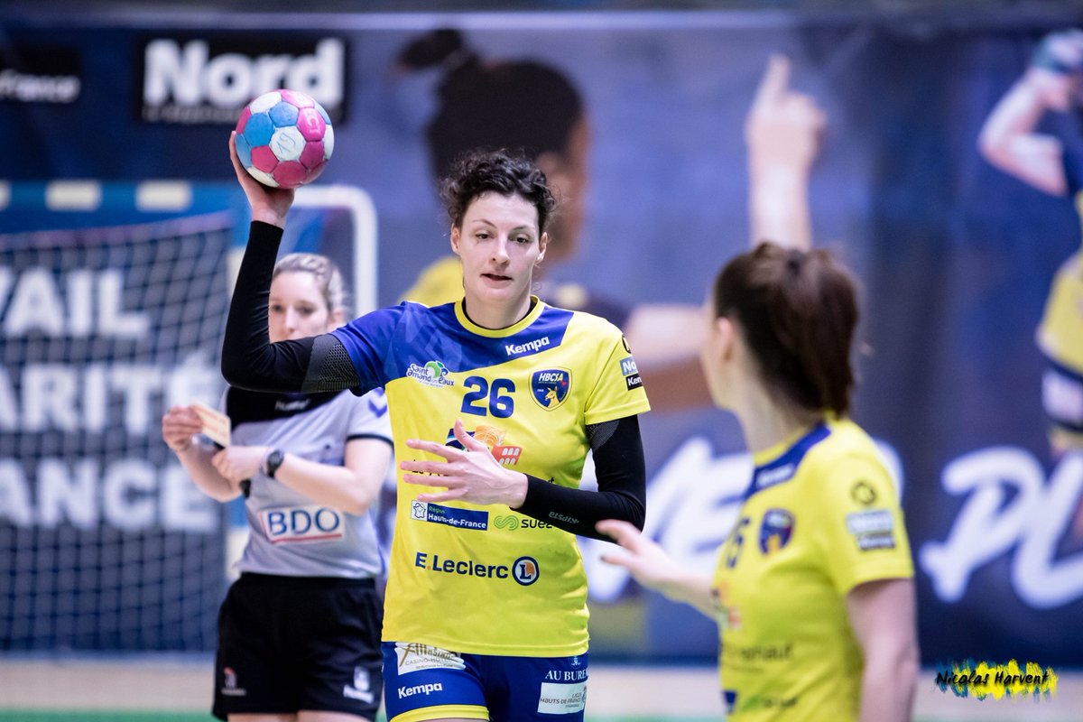 SaintAmandHand's tweet photo. 👋 L'arrière gauche Ivana Filipovic quitte le #SaintAmandHand cet été 🔁
💪 En 5️⃣ saisons à Saint-Amand, elle aura notamment disputée 104 matchs et inscrit 560 buts, contribuant aux montées en @LBE_Officiel ✊
🙏 Nous la remercions et lui souhaitons le meilleur pour la suite 💛💙 https://t.co/t2xzS6TQZr