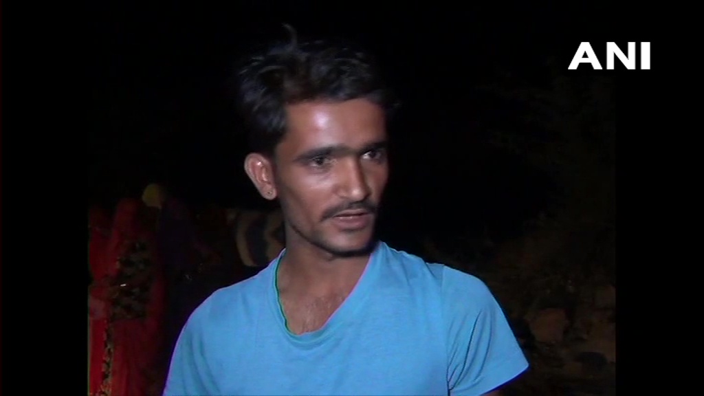 ANI's tweet photo. The water supply begins at 10 pm and continues for 30-45 minutes. The women keep waiting here at night. Our livestock is also thirsty, some birds &amp; animals have died. We request govt to make artificial water bodies for animals &amp; make arrangements for us too: Gopal, local https://t.co/7q7OqRlLiO