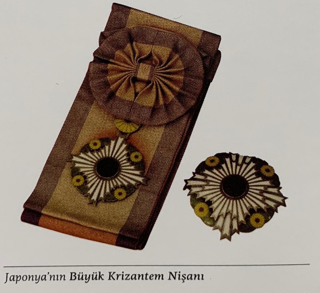 1886’da Japon Prensi Komatsu, San Francisco seyahati sırasında İstanbul'a da uğrar. 2. Abdülhamit’i ziyaret eder ve İmparator adına Japonya’nın en yüksek dereceli nişanı olan “Büyük Krizantem Nişanı”nı sunar.