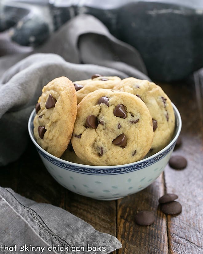 Soft, chewy Chocolate Chip Pudding Cookies!! A box of instant vanilla pudding is the secret ingredient providing a double dose of vanilla! They'll knock your socks off!!
PRINTABLE RECIPE---> thatskinnychickcanbake.com/soft-chocolate…