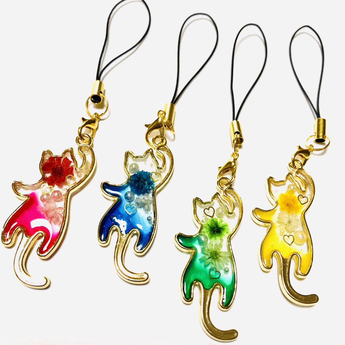猫ストラップ 花入り4色 並べると可愛い ストラップ 猫 レジン あさみ のイラスト