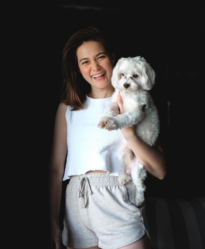 GlitterChannel8's tweet photo. Bea Alonzo Boodle Store Female Star of the Day: @beaalonzo Been enjoying spending time with my furball
of happiness, WALTER. β€οΈ #quarantinelife #BoodleStoreAndResto https://t.co/jgCVftXzaL