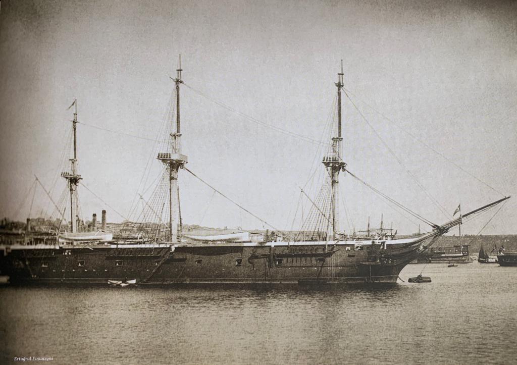 Gemi Haziran 1890’da Japonya’ya varır; hediyeler, nişan takdim edilir. Tam yola çıkacakken, kolera salgını sebebiyle karantinaya takılıp 2 ay kaybederler. Tayfun mevsimi olan Eylül’de yola çıkan gemi batar. Ertuğrul faciasında 500 kadar mürettebat şehit olur, 69 kişi kurtulur.