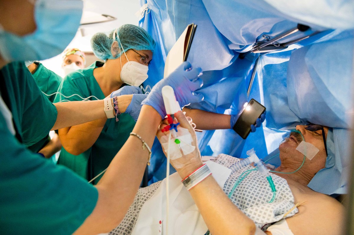 ASSTCremona's tweet photo. Ospedale di #Cremona - #Neurochirurgia
Dopo l'emergenza #COVID__19, primo intervento da sveglio. Il paziente dipinge durante l'operazione "Così non ho avuto paura."
Leggi l'articolo 👉 https://t.co/ZUws3BbXTE
@RegLombardia #asstcremona https://t.co/bp0cKlwDis