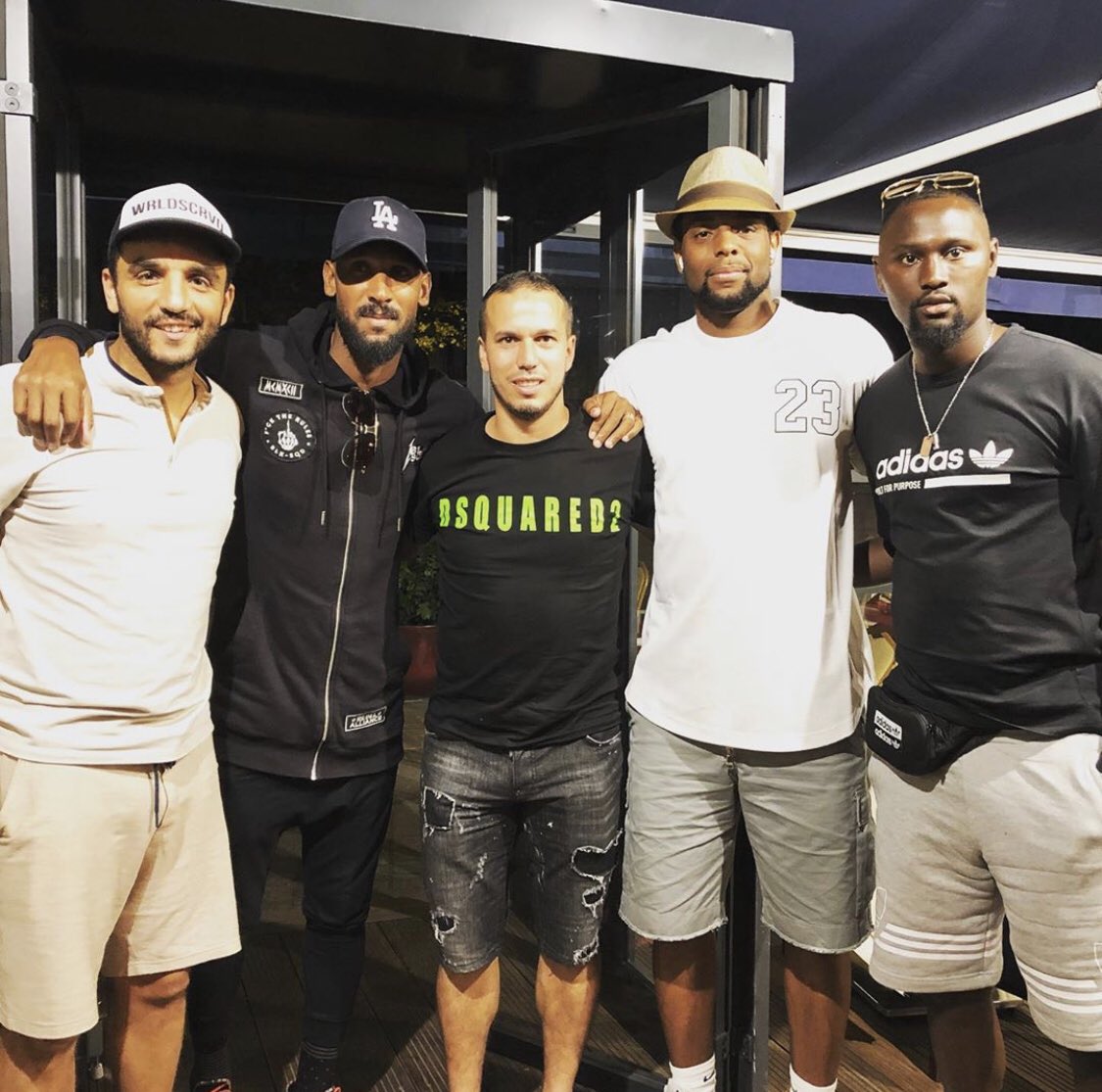 fredpiqoff's tweet photo. Grosse escapade nocturne🌚de la team DKR 💚💛❤️ #NicolasAnelka39  @teqballfrance @BenachourSelim #kebba 🍽. Le plus gros mangeur ?😉🤤. Manque @FabriceAbriel qui du partir vite 😎. @OusmaneDabo tu étais où 🤷🏾‍♂️ https://t.co/ZKi8dHuNBL