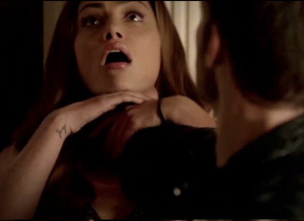 stilestvdtw's tweet photo. Klaus choking everyone but allowing Caroline to choke him is what Im living for https://t.co/QxJupfvMXa