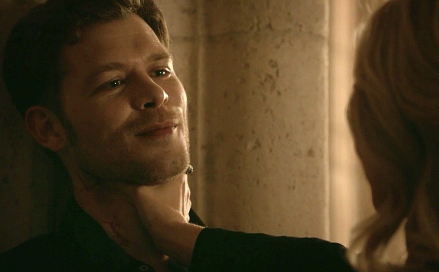 stilestvdtw's tweet photo. Klaus choking everyone but allowing Caroline to choke him is what Im living for https://t.co/QxJupfvMXa