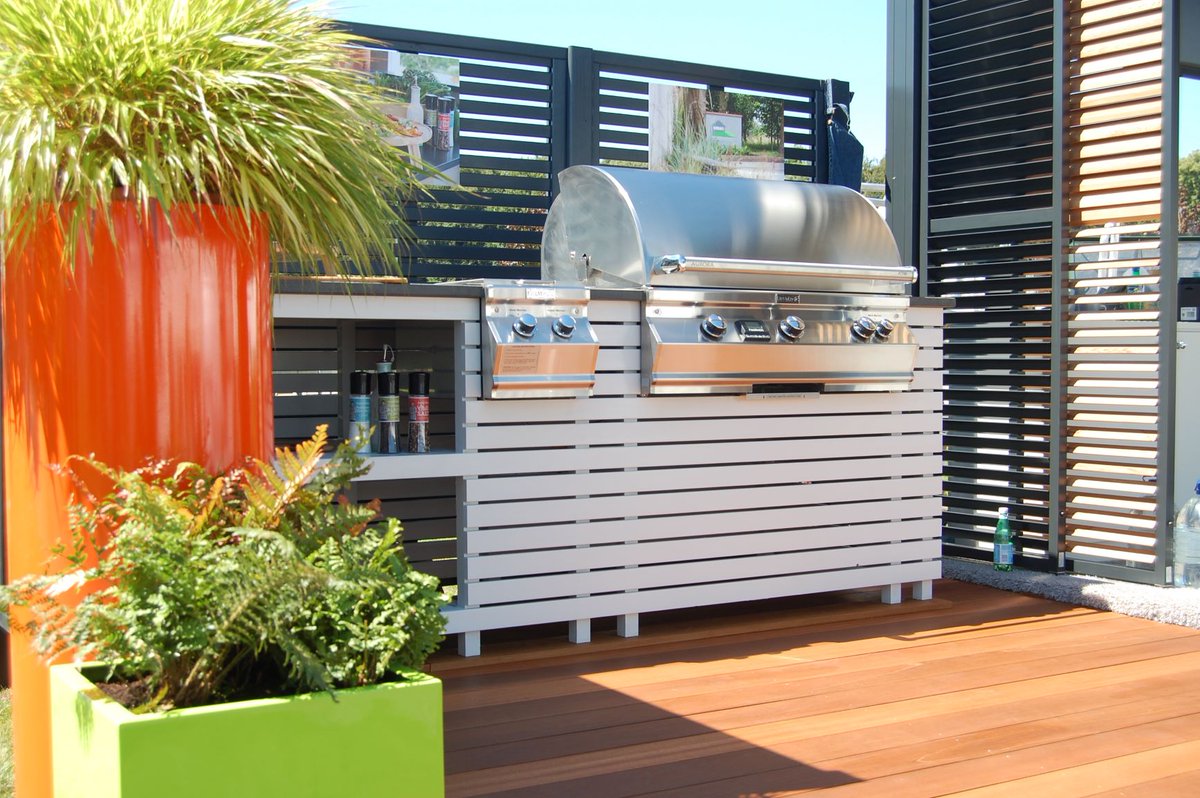 Outdoor kitchens are fast becoming the ultimate must have for those seeking to embrace a more outdoor lifestyle. Here are 8 good reasons why you should definitely have one, in our opinion! bit.ly/3cQDJ1R #outdoorkitchen #outoorliving #landscaping #landscapedesign