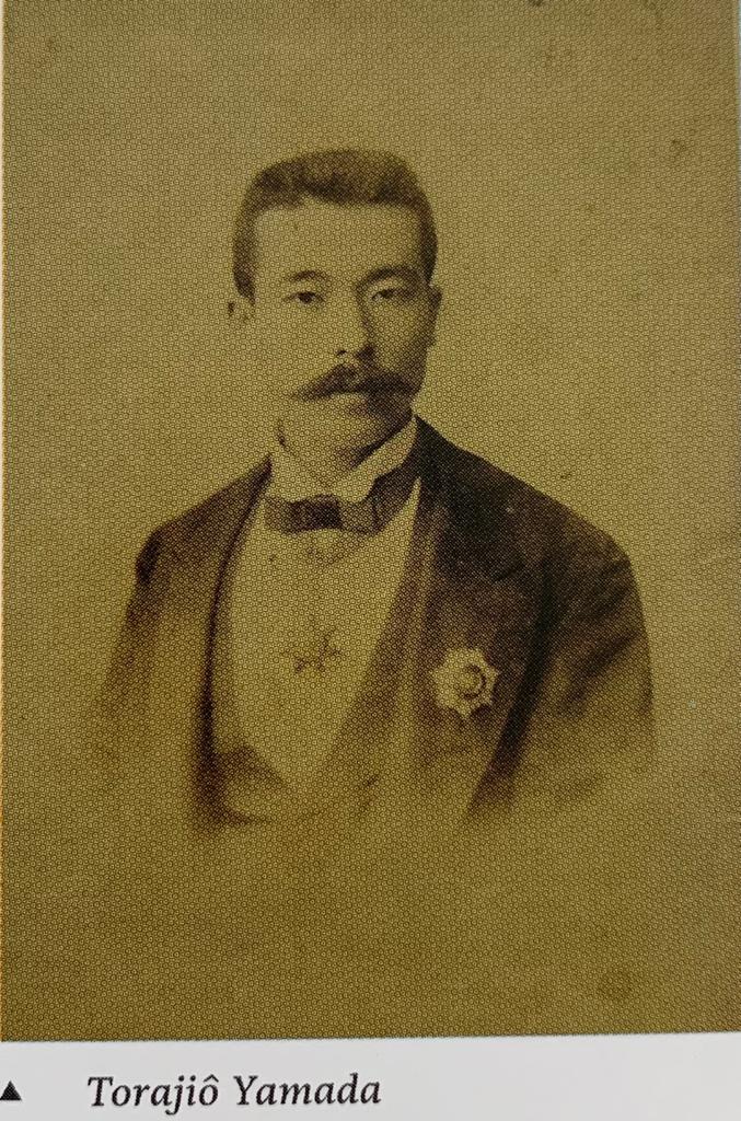 İleride Türk-Japon ticari ilişkilerinin temelini atacak olan Torajiô Yamada, tam bu sıralarda hevesli ama tecrübesiz bir genç olarak, ticaret amacıyla 1892’de İstanbul’a gelir. Dil, yol yordam bilmeyen Yamada’nın elinden Noda tutar. Onu yanına alır ve önemli kişilerle tanıştırır.