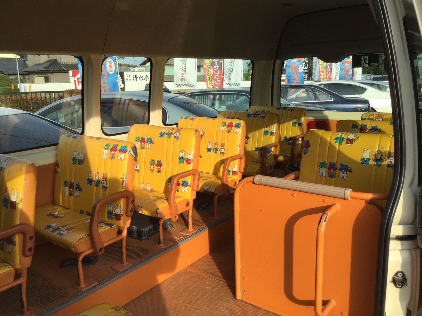 U Selection 入庫車情報 ハイエースの幼稚園バス買ってきちゃいました 21年式のハイエースコミューターで大人4人 子供18人の計15人乗り トヨタ車体製で走りのディーゼルターボ 走行距離キロでタイミングベルト交換済み 本体価格138万円で