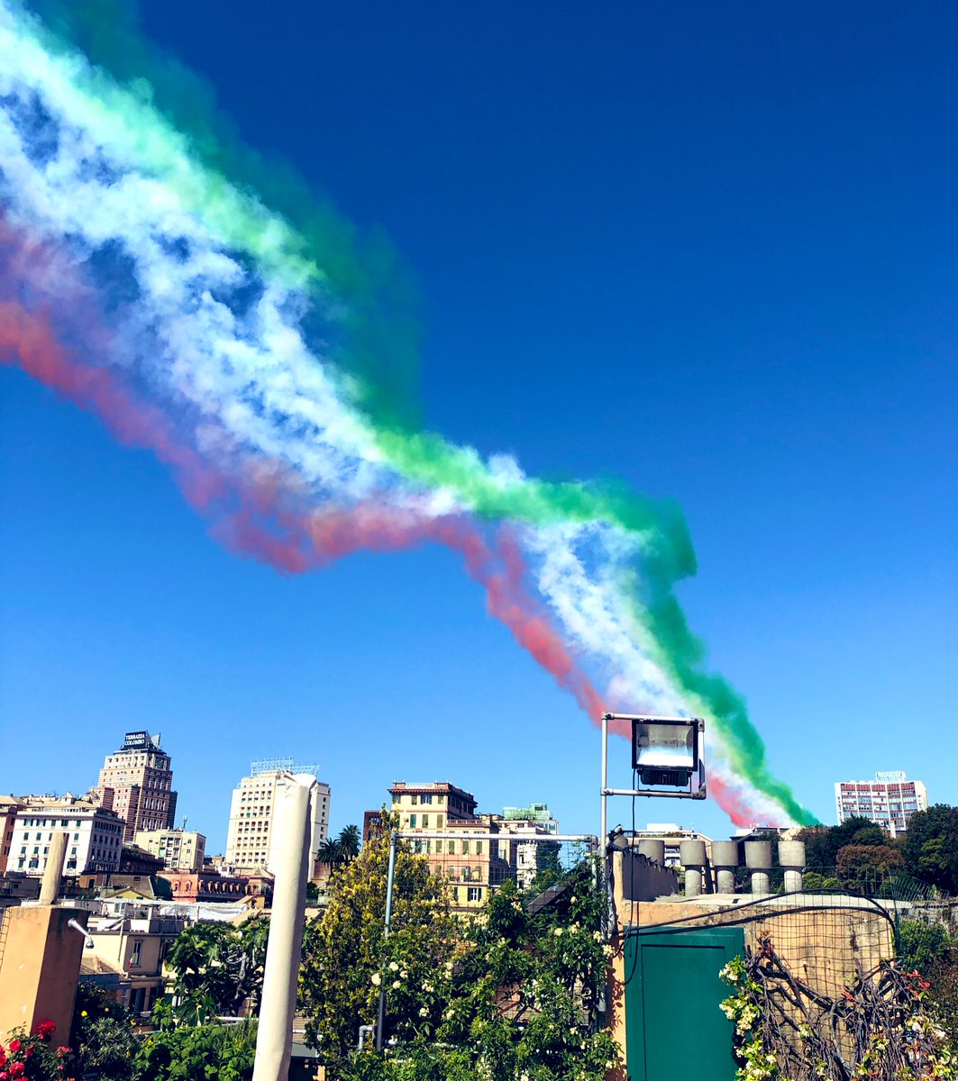 Il #tricolore su #genova . Bellissimo spettacolo delle #freccetricolori sulla nostra città