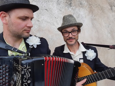 rvrradio's tweet photo. Service de livraison musicale à domicile : les BOUQUETS DE CHANSONS dans la Copler. Des troubadours délivrent un message musical à ceux que vous aimez.
Au téléphone : Fanny Gauthier, responsable culture à la COPLER https://t.co/qZAq5lAeUd https://t.co/pVQcAYljLU
