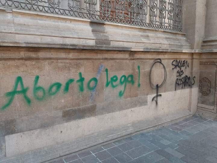 Andrea_Mosara's tweet photo. Así amaneció mi catedral. 😢 ¿Por qué la clandestinidad? ¿Qué necesidad hay de provocar? Respeto que pienses diferente. Pero estas manifestaciones violentas no lograrán que se apruebe el aborto en Guanajuato. #GtoEsProvida #SalvemosLas2Vidas #MexicoEsProvida #NoSeraLey https://t.co/MejH3UtBQb