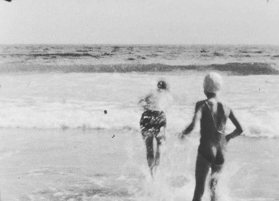 StephenBroomer's tweet photo. Spending the summer living vicariously through the home movies of others. #summersofthepast #humansofthepast #humansofthearchive #archive #archival #dayatthebeach #prelingerarchives #homemovies #film #amateurcinema https://t.co/UOR1kxnOOb