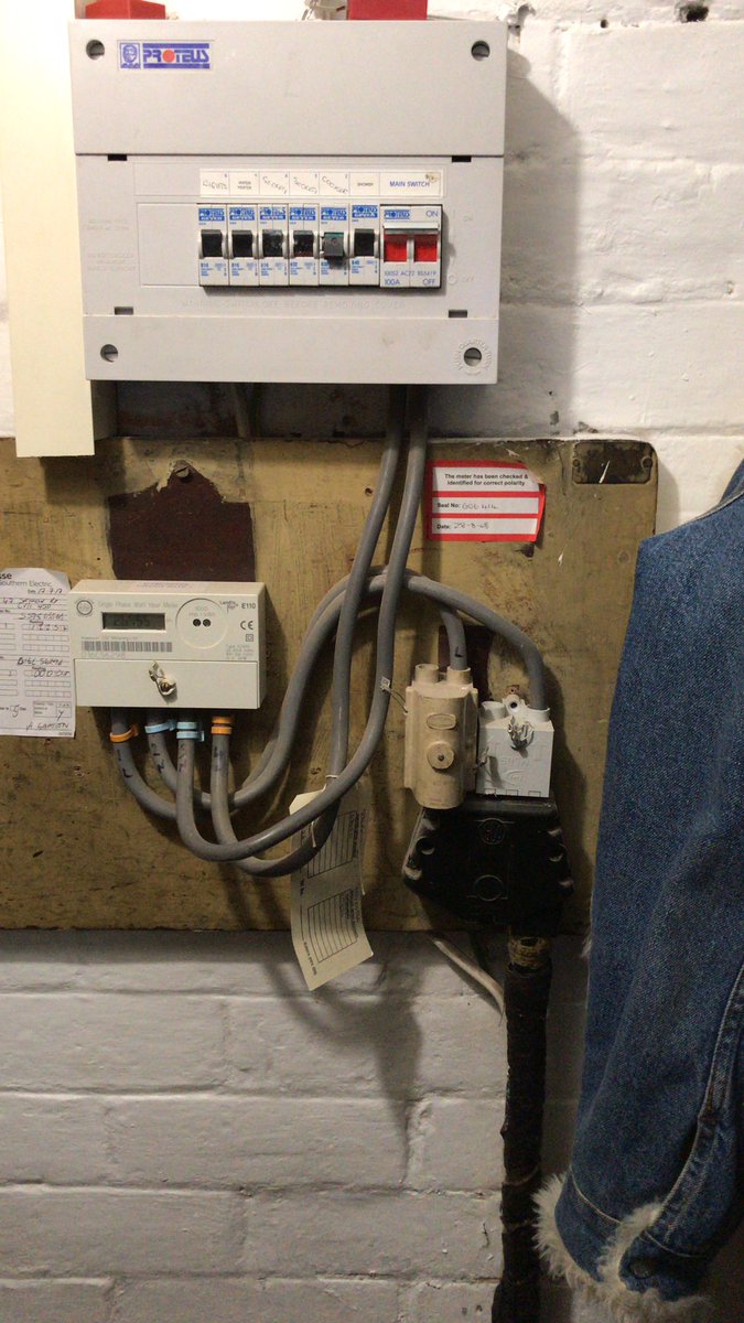 sgelectricalco1's tweet photo. Customer stated that they purchased the house recently and they had a survey and a satisfactory eicr report supplied by the previous owner, yet there’s no means of main earthing? Am I missing something here 🤔 https://t.co/jOwKPyt4TB
