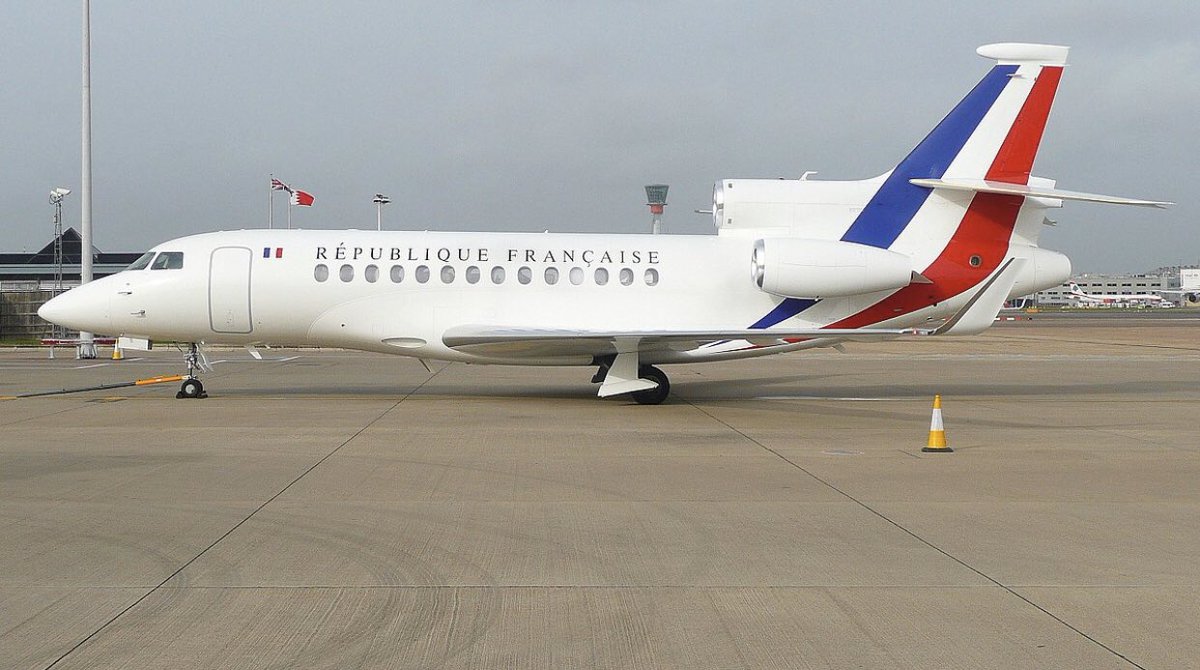 La flotte présidentielle comprend des Falcon 7X acquis en 2009 et 2010 entretenus par l’escadron de transport 60. Ce sont des avions de 14 places. À l’avion qui transporte le président, il faut ajouter un « avion spare ». Dans le 7X, comptons le PR, le dir cab ou le chef cab...2/