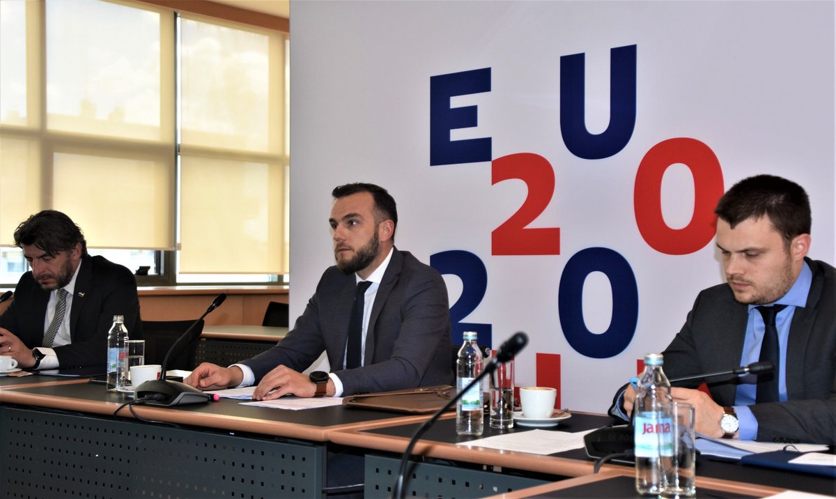 mrms_RH's tweet photo. Minister @josip_aladrovic at today's @EPSocialAffairs videoconference. Aladrovic emphasized the importance of the cross-border workers protection and their social rights. Cooperation among #EU countries is the key factor in economic recovery. #HRPRES https://t.co/uEW2GfyMfd https://t.co/nfv0vTVg4H
