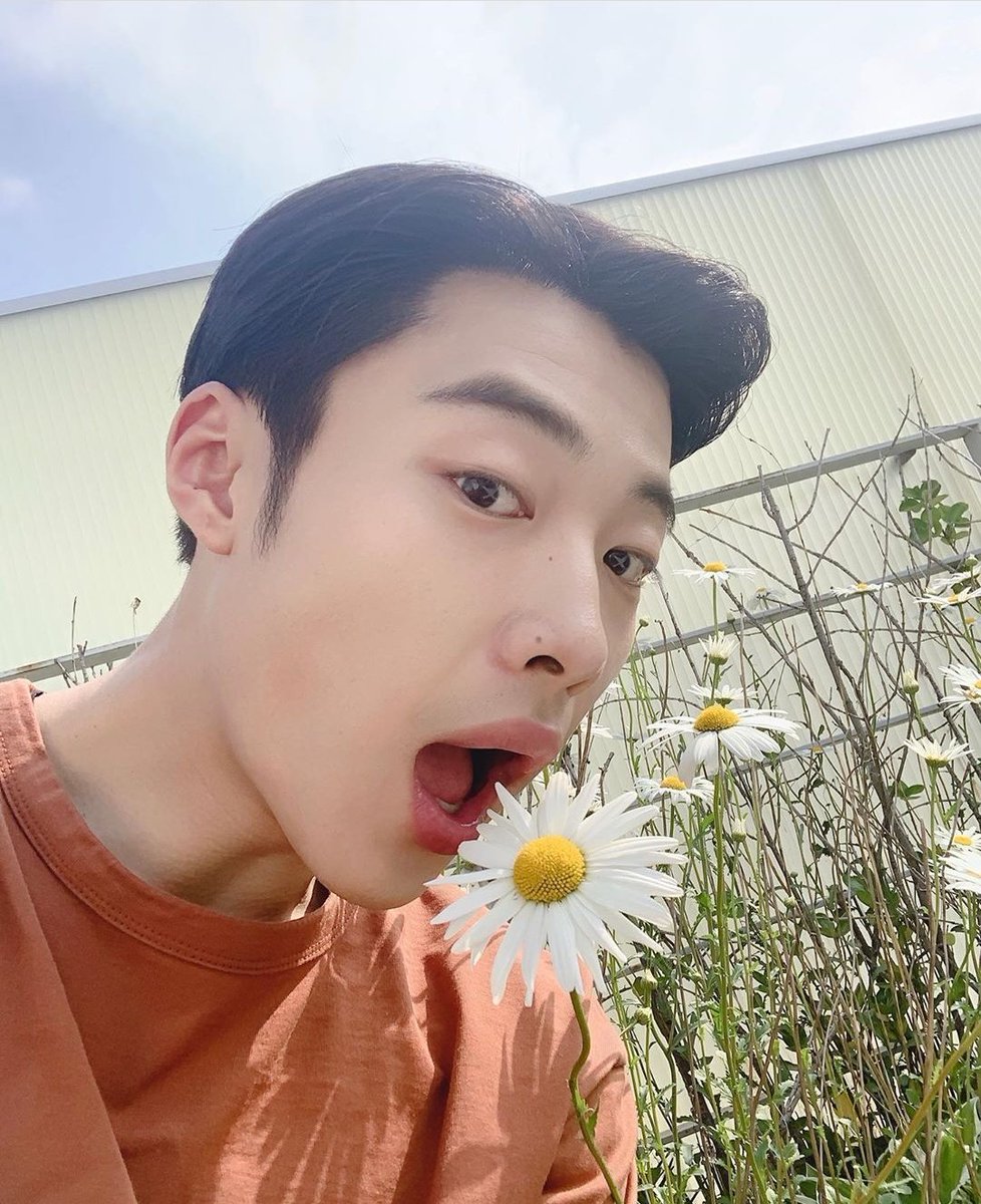 MyBigWinnerYam's tweet photo. Parang gusto ko nalang maging bulaklak. Hahahaha Captain joo. Hahahahahaha Who's watching The King Eternal Monarch here? https://t.co/IQrm0b4ZRT