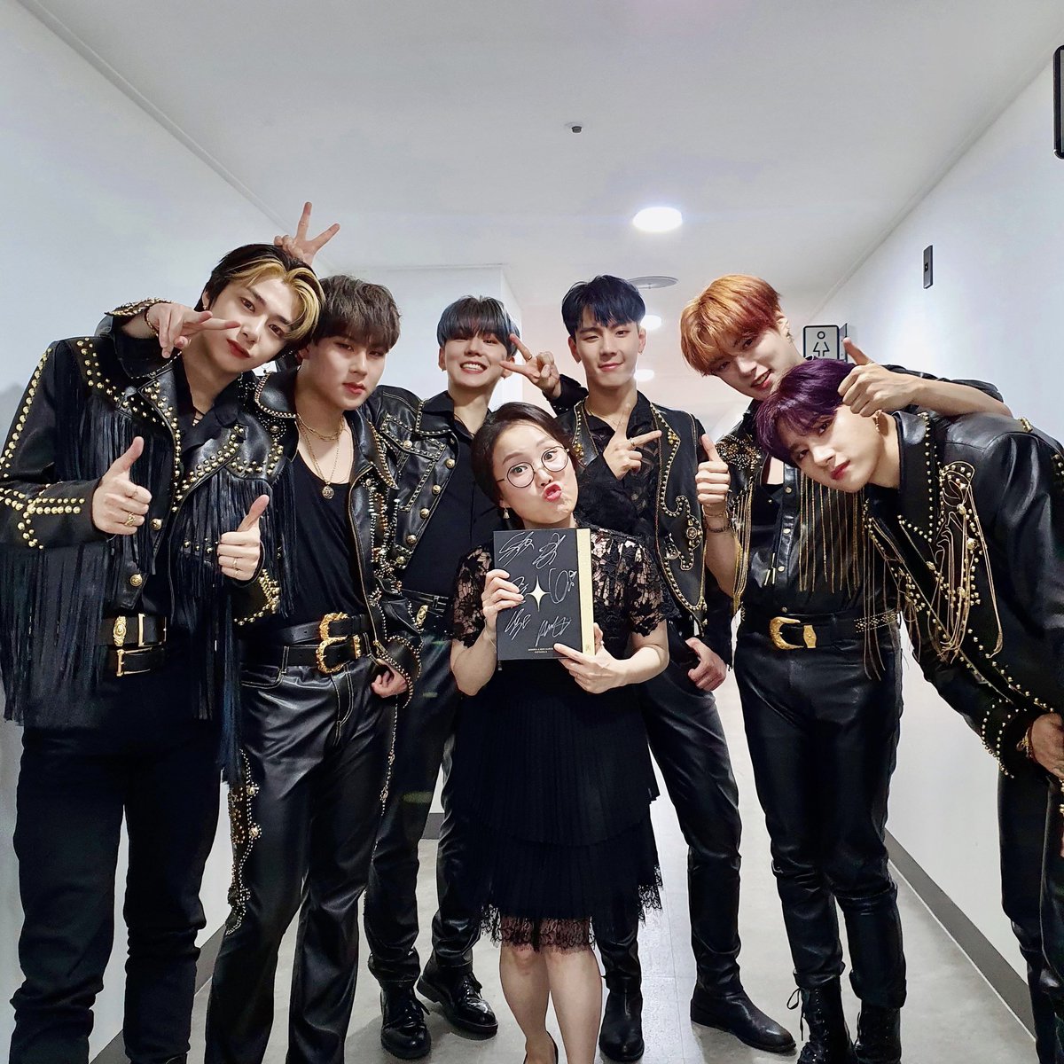 OfficialMONSTAX's tweet photo. [#MONSTA_X]
200526 #몬스타엑스 
COMEBACK SHOWCASE

오늘 쇼케이스 MC로 함께 해주신
#박슬기 선배님 감사합니다 😍

✨
#MONSTAX
#FANTASIA_X #FANTASIA
#MONSTAX_FANTASIA
#몬스타엑스_판타지아 https://t.co/RkcueEh9hI