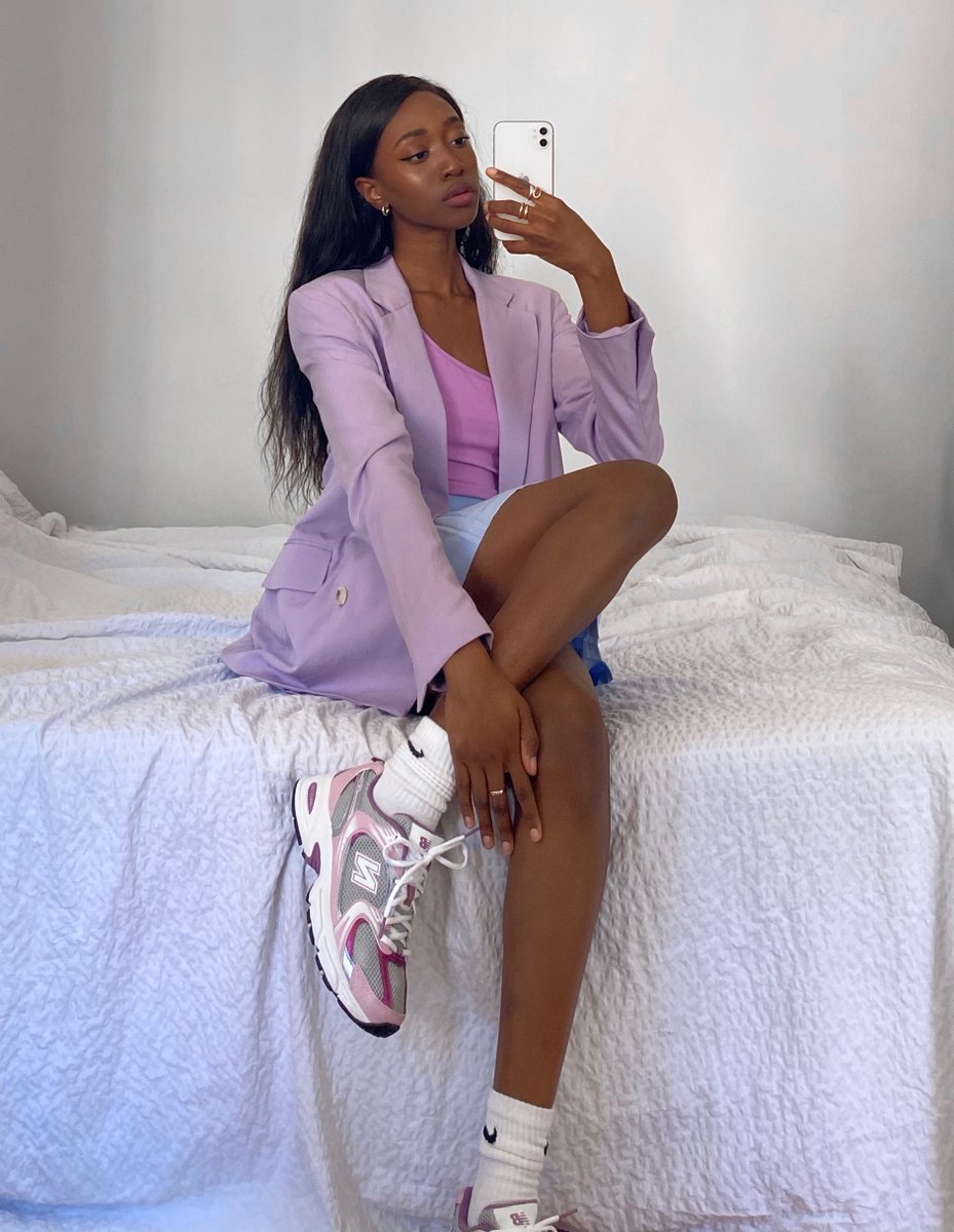 On adore ce look streetwear aux couleurs pastels 🌸 👟
Retrouve cette tenue ici 👉 zln.do/articleslook
🙋‍♀️ @emmanuellek_