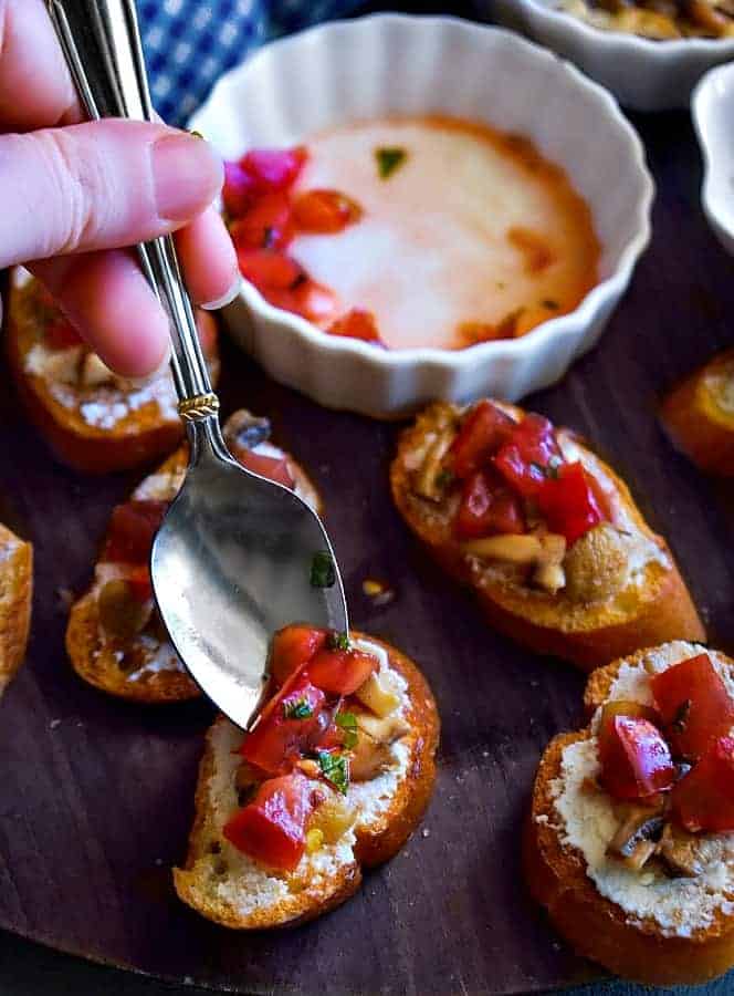 Tomato Mushroom Crostini (Super Quick &amp; Healthy Snack) easycookingwithmolly.com/2018/07/quick-… #snacks #recipes #recipeblog #Tomato #healthysnacks