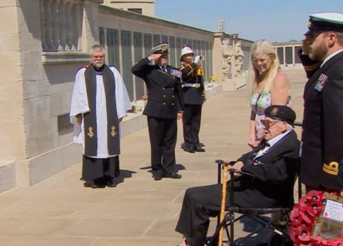 of_fleet's tweet photo. Royal Navy remembers the start of Op Dynamo – the evacuation of over 338,000 troops from Dunkirk. The occasion was marked by a wreath-laying ceremony for veteran Lawrence Churcher, with Chaplain Eddie Wills. @churchofengland @ChurchTimes 

🔗 Read more: https://t.co/YUo22OHz5r https://t.co/BRlwFJ7NT9