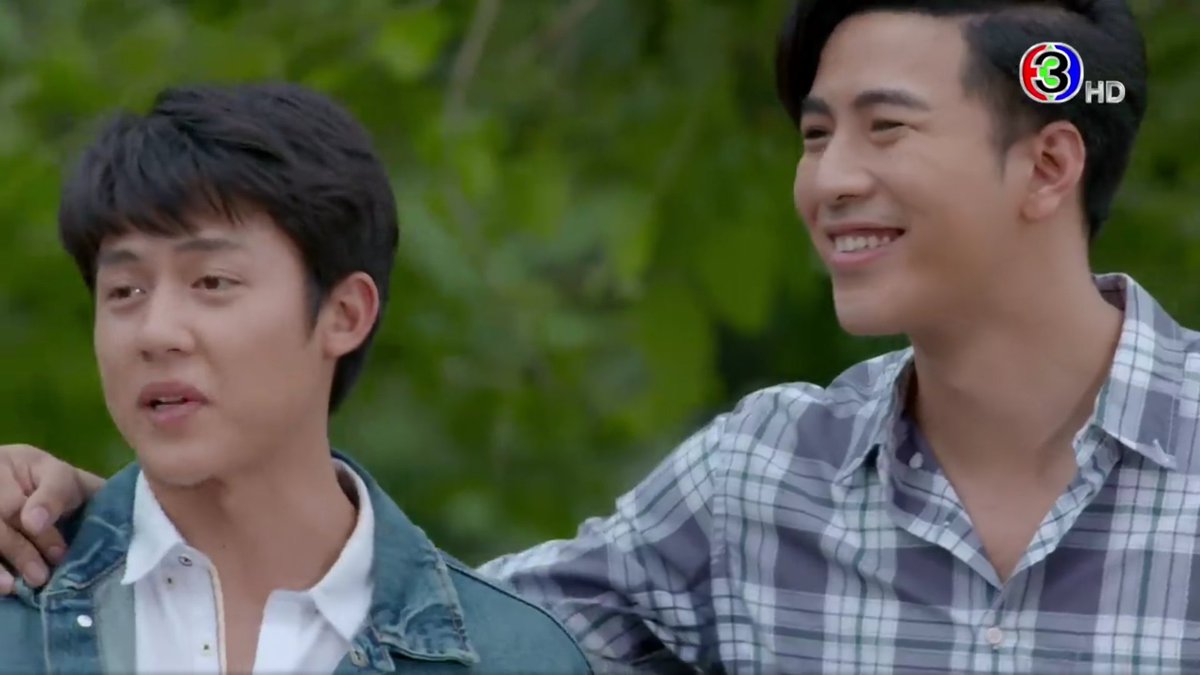pissylaily's tweet photo. ตอนยืนคนเดียวละแสนจะเท่ แต่พอเวลาอยู่กับพี่ริแล้วทำไมกลายเป็นนุ้งเธียรตัวเร้กตัวนุ้ยตลอดเลย 😂😂

#อกเกือบหักEP11 https://t.co/s67EhtVWc3
