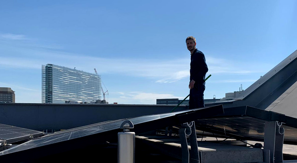 Niet alleen wordt het pand wekelijks schoongemaakt. Onze zonnepanelen verdienen ook een beetje verfrissing op een veilige manier!