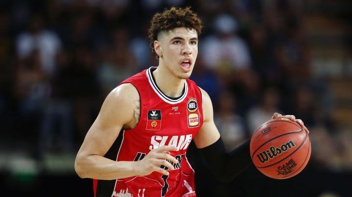 ComplexSports's tweet photo. 2️⃣ Pistons - LaMelo Ball, G
5️⃣ Warriors - Obi Toppin, F
1️⃣7️⃣ Celtics - Cole Anthony, G 

2020 NBA Mock Draft 1st Round: https://t.co/xB2CWPUGz7 https://t.co/1ZB4sePjAl