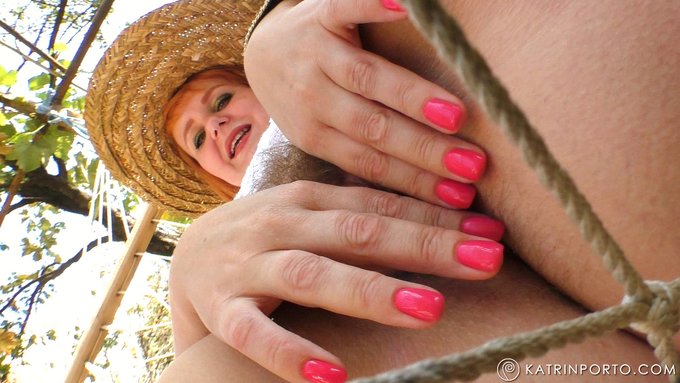 Beautiful day to cum (and pee) outdoor! Now on my ManyVids: https://t.co/4uaq1IPP3O https://t.co/AYE