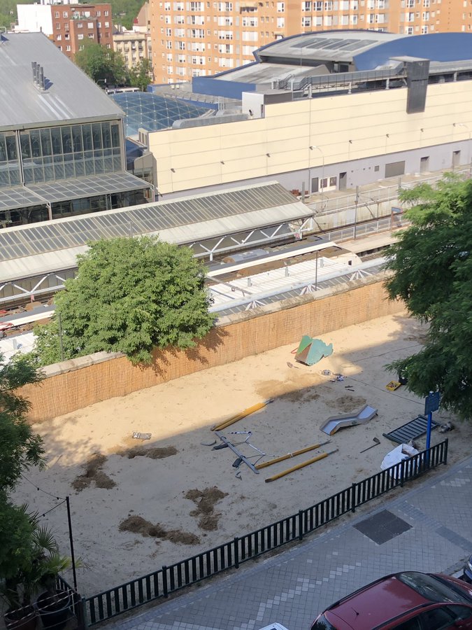 koiscasadevante's tweet photo. La ampliación de una terraza supone el demontaje de un parque infantil en Madrid. La inauguración de la temporada debería haberse hecho aquí. Una metafora de la ciudad privatizada, adultocéntrica y dehumanizada a la que nos encaminan...
Gracias @_mariagranadino por la denuncia! https://t.co/7BqjCOjhxH