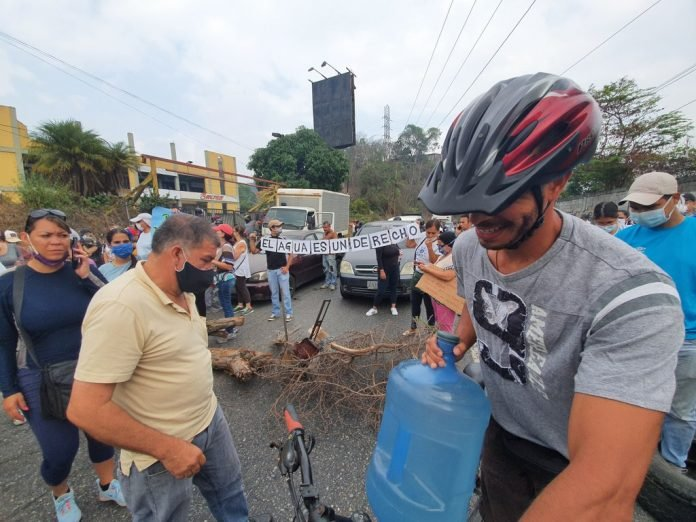 ElNacionalWeb's tweet photo. Cerraron la carretera Petare Santa Lucía para reclamar por la falta de agua https://t.co/BsXFm5ju07  https://t.co/PO3ATSSwEw