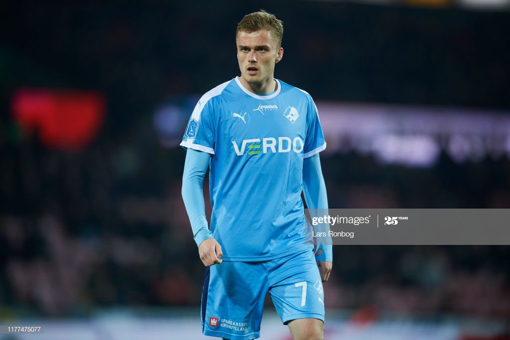 Randers Mikkel KALLESOE(23)Danish right winger Tall(6”4),powerful running with the ball making it hard for defenders to dispossess him due his strength and is dangerous on the counter due to good ball carrying skills,decent crosser but poor in tight spaces due to agility