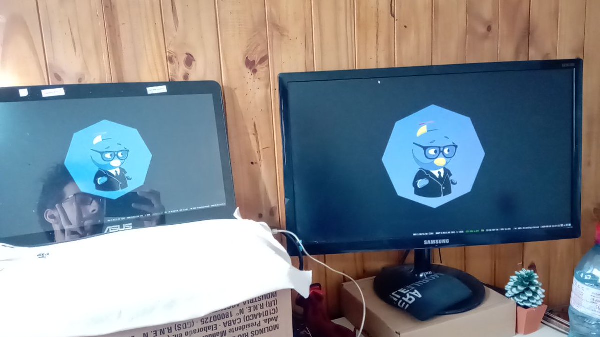 __bluq's tweet photo. Acá disfrutando mis nuevos wallpapers

credit: @toledomargalef 
Pídanle cositas https://t.co/pDpSbRjsZE