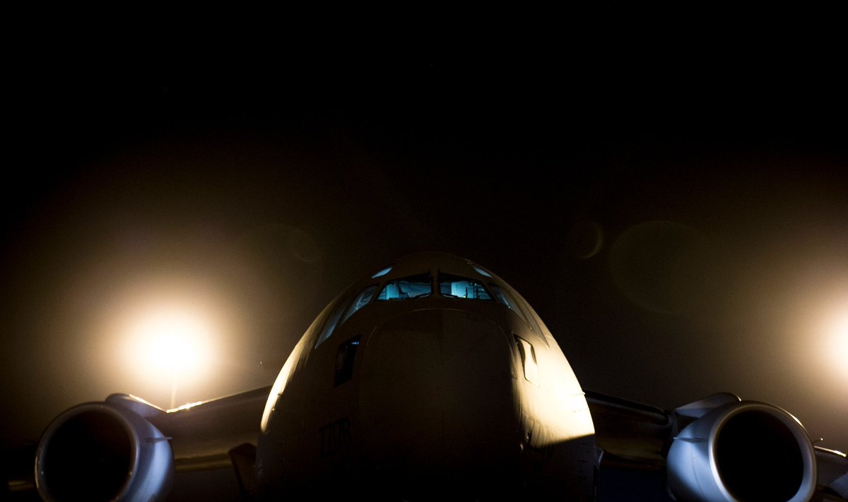 C17UK's tweet photo. Start of the night shift for ZZ176 β¨π«π
#99Sqn #C17 #RAF #NoOrdinaryJob #NightShift #CrewLife #EachTenacious
πΈ @RafPhotog Β© https://t.co/jtaGFd31yI