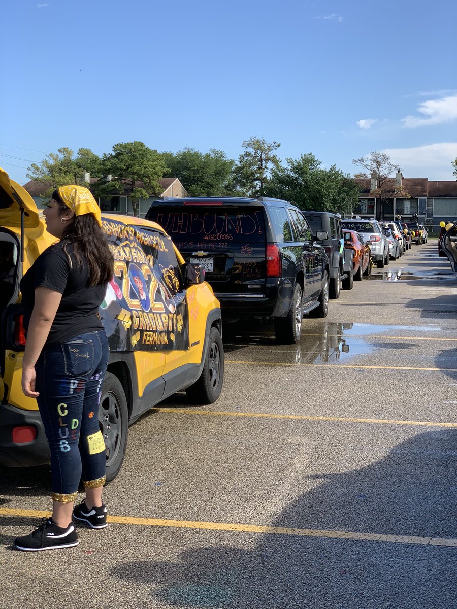 CheerEisenhower's tweet photo. We’re lining up!!! We are so excited to see everyone!! #SwoopNation @drgoffney @AldineISD @AthleticsAisd @Eisenhower_AISD https://t.co/uM1KcBWHIj