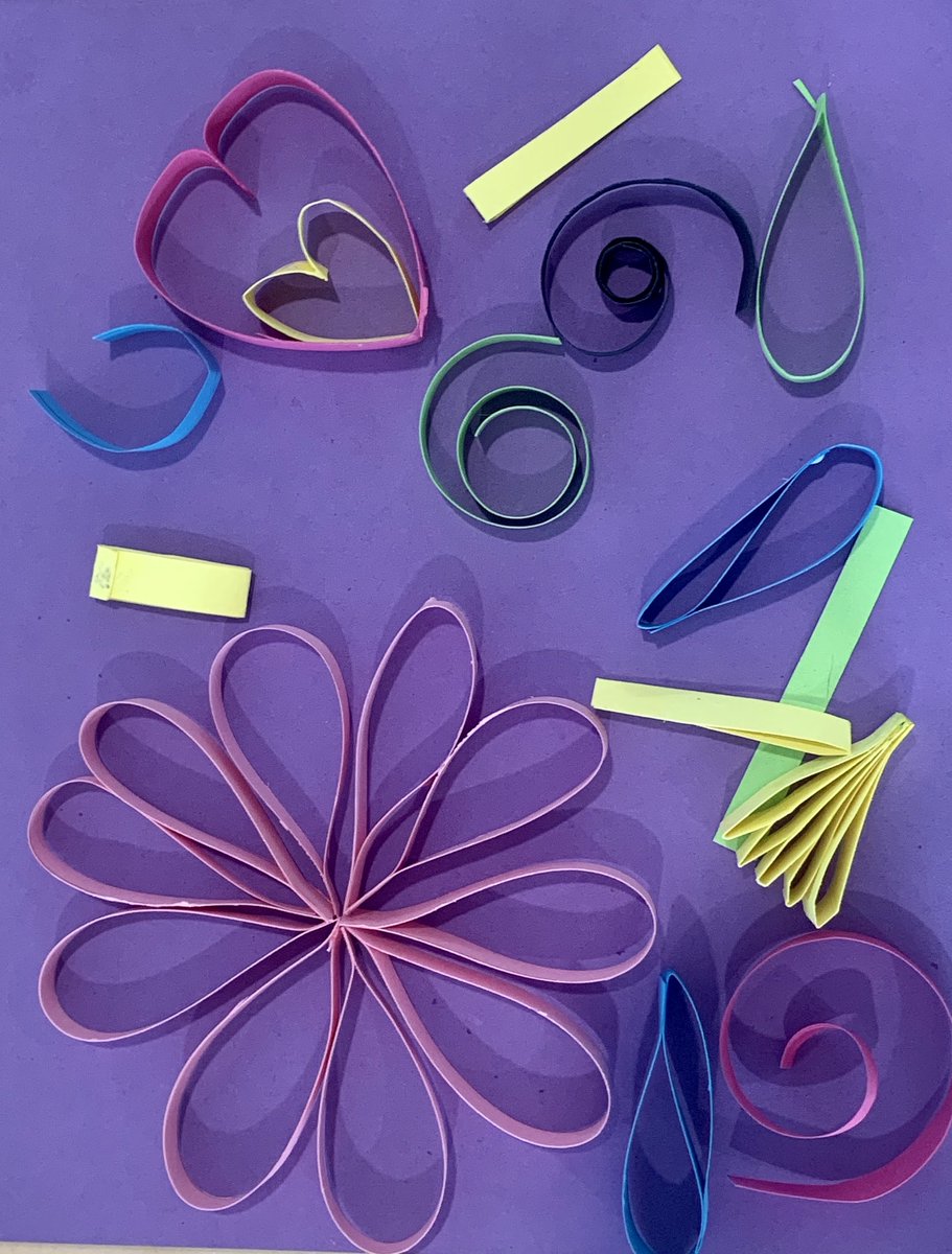 labos_creatifs's tweet image. Partage de l&apos;après-midi de #FunCréatif : Regardez ces tourbillons de papier d&apos;algèbre réalisés par Katrine, Danika et Olivia! Math-gnifique!