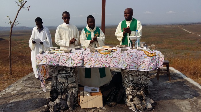 acs_italia's tweet photo. Domani #28 maggio, alle 16.00 ora italiana, in #Nigeria #Tanzania #Etiopia #Malawi #Ucraina #Siria  #Iraq e nella nostra sede romana sacerdoti di ACS celebreranno Messe per ringraziare Dio per la generosità dei benefattori, anche in tempi di #Coronavirus! Alle 16 pregate con noi! https://t.co/vDpF6UzlpA