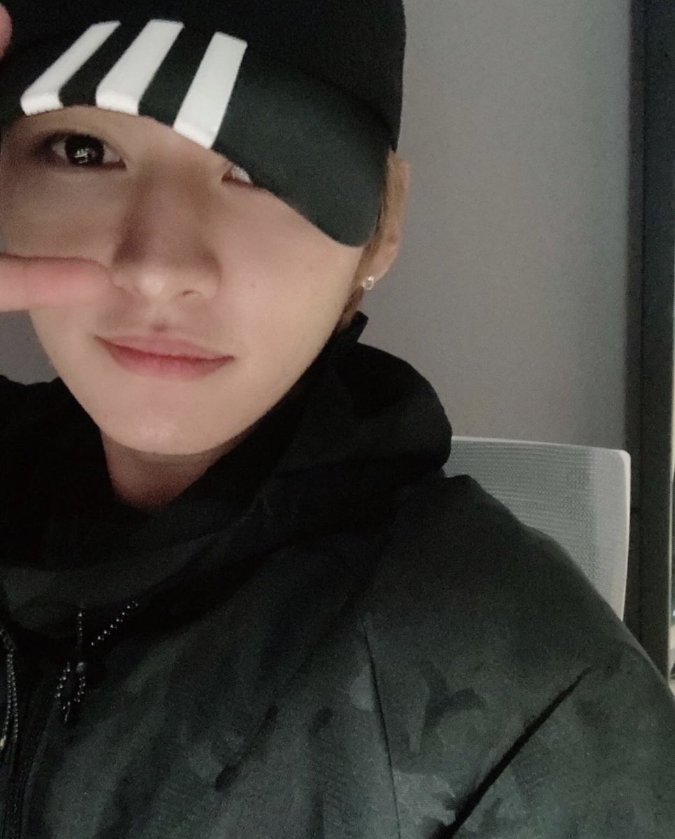 KimStay0325's tweet photo. | Stray Kids | 5 • 26 • 20 | 11:52 PM KST
| @Stray_Kids Lee Know posted on IG |
🐱
#StrayKids #stay #youmakestraykidsstay
#SKZ2020 #TOP #SLUMP
#Bangchan #IN #Jeongin
#Seungmin #Leeknow
#Hyunjin #Han
#Changbin #Felix
#PHSTAY #FILOSTAY https://t.co/D0MPMnYnHc