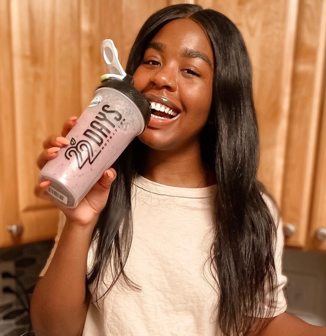 22DaysNutrition's tweet photo. A double dose of smoothies please 🍓. How are you detoxing after the long weekend? Regram: @shanelamari ✨
.
.
.
.
.
.
.
#detox #smoothies #plantbasedsmoothies #vegansmoothies #22daysnutrition #plantbasedprotein #veganprotiensource https://t.co/JHoaACSi5f