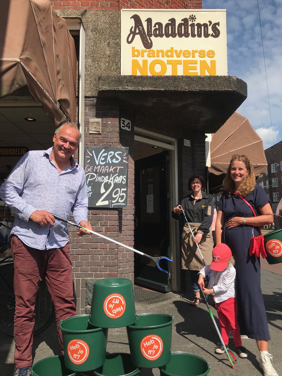Help je mee de Baarsjes schoner te krijgen? Bewoonster Aline van de Watering regelde via ⁦<a href="/jeroenvanberkel/">Jeroen van Berkel</a>⁩ (West Begroot en Vuilnisvrij West) emmers, prikkers en handschoenen. Gratis af te halen bij notenwinkel Alladin op de Jan Eef. Ook kinderprikkers! #WestBegroot