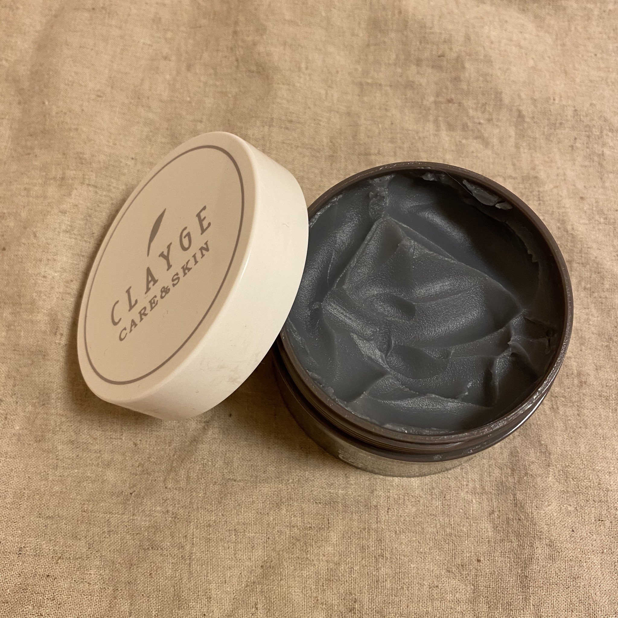 エノ クレンジングが残り少なくなり 気になっていたのもあって購入したclaygeのクレンジングバームがすごい スルスル溶けるバームでメイクがしっかり落ちるのはもちろん 初めて使った時 優しくくるくるしていると溜まった角栓が