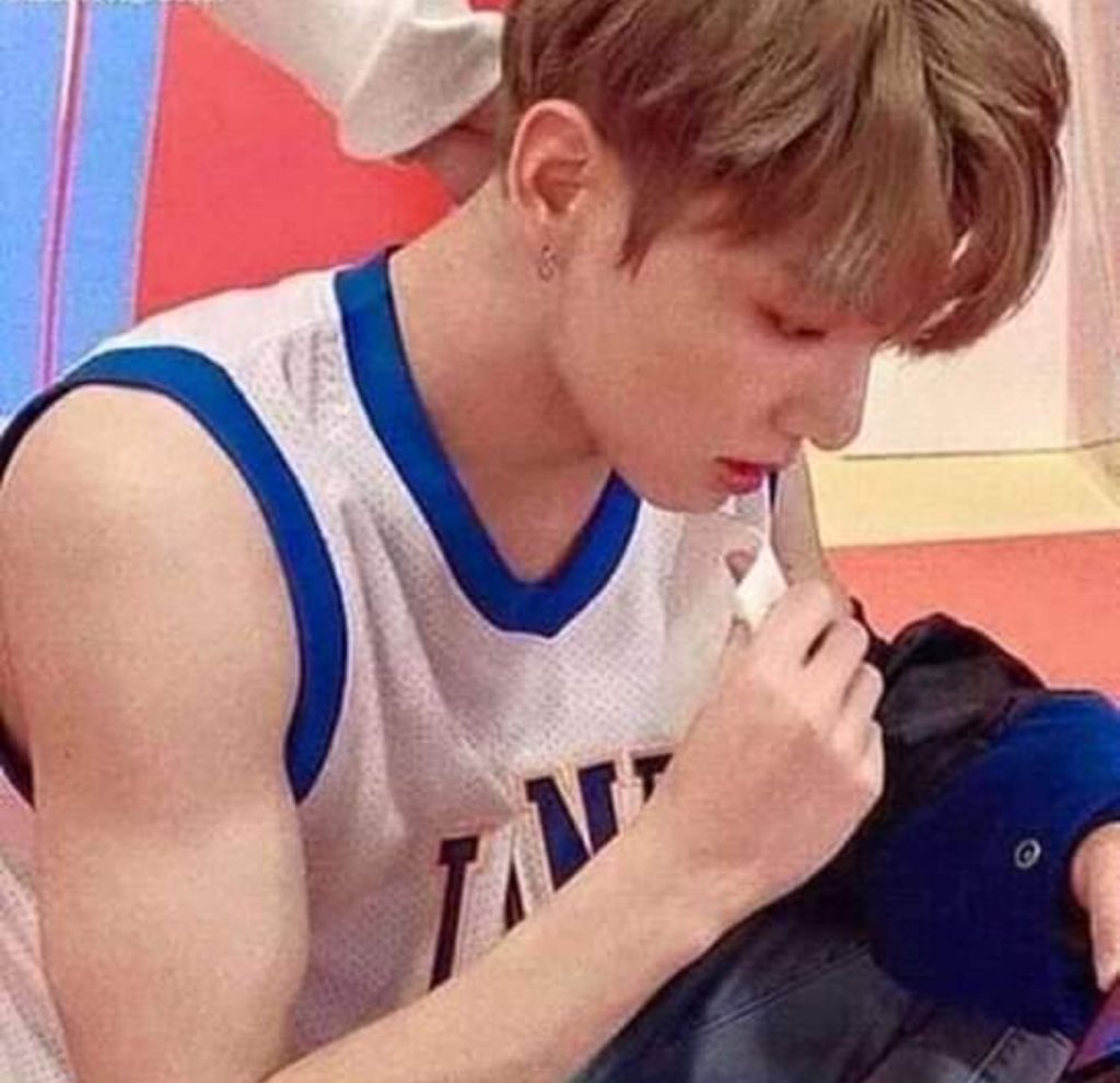 Jungkook biceps; a necessary thread