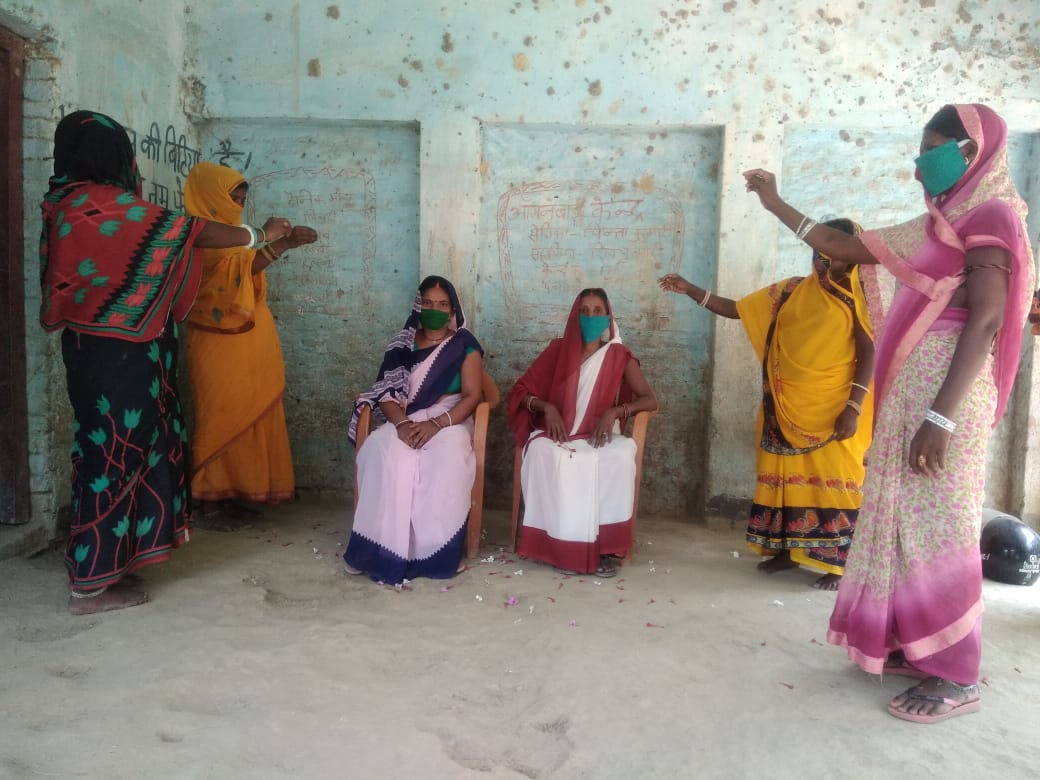 prakashpataniya's tweet photo. 'The felicitation &amp; honour is just a small gesture and token of gratitude towards invaluable services rendered by frontline #HealthcareHeroes
in serving the community during pandemic and they deserve tonnes more than this'- #NilamDevi, #PRImember from #Bihar
#COVIDー19
@c3_india https://t.co/siQ9nZssAh