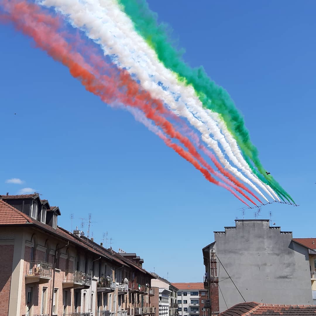 MatteoPerrone8's tweet photo. Emozionante scia tricolore sopra casetta 😍🛩🇮🇹
#torino #torinoèlamiacittà #turin #torinopics #lovetorino #picoftheday #optimism #iorestoacasa🏡 #freccetricolori #freccetricolore✈️🇮🇹 #italianflag #lagrandebellezza https://t.co/L134fZxrsQ